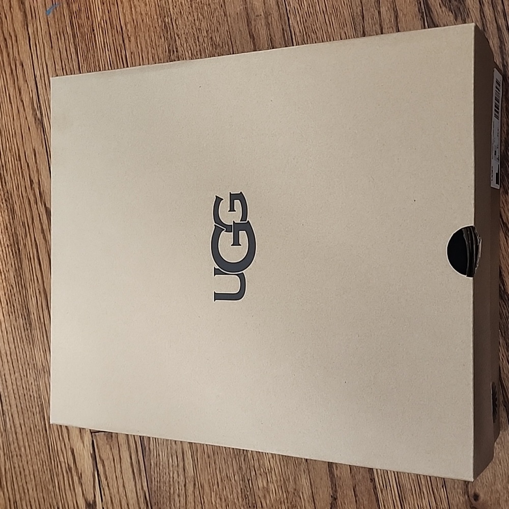 New Ugg - Picture 2 of 6